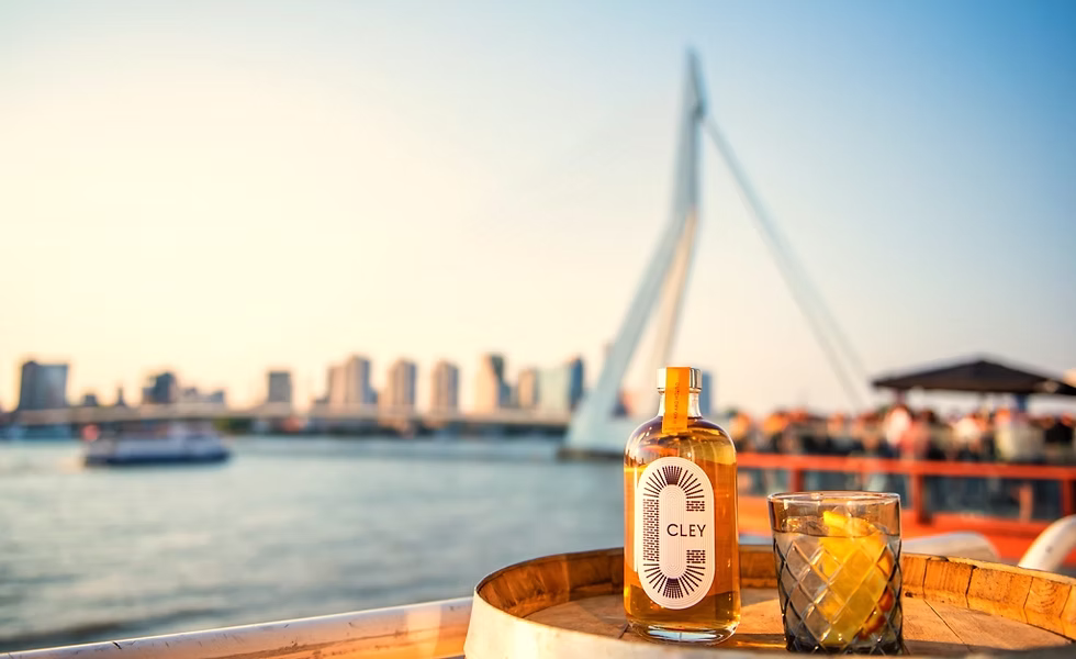 Whiskyfles aan het water